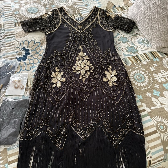 1920s Elegant Black and Gold Embellished Flapper Dress with Accessories - Picture 1 of 2